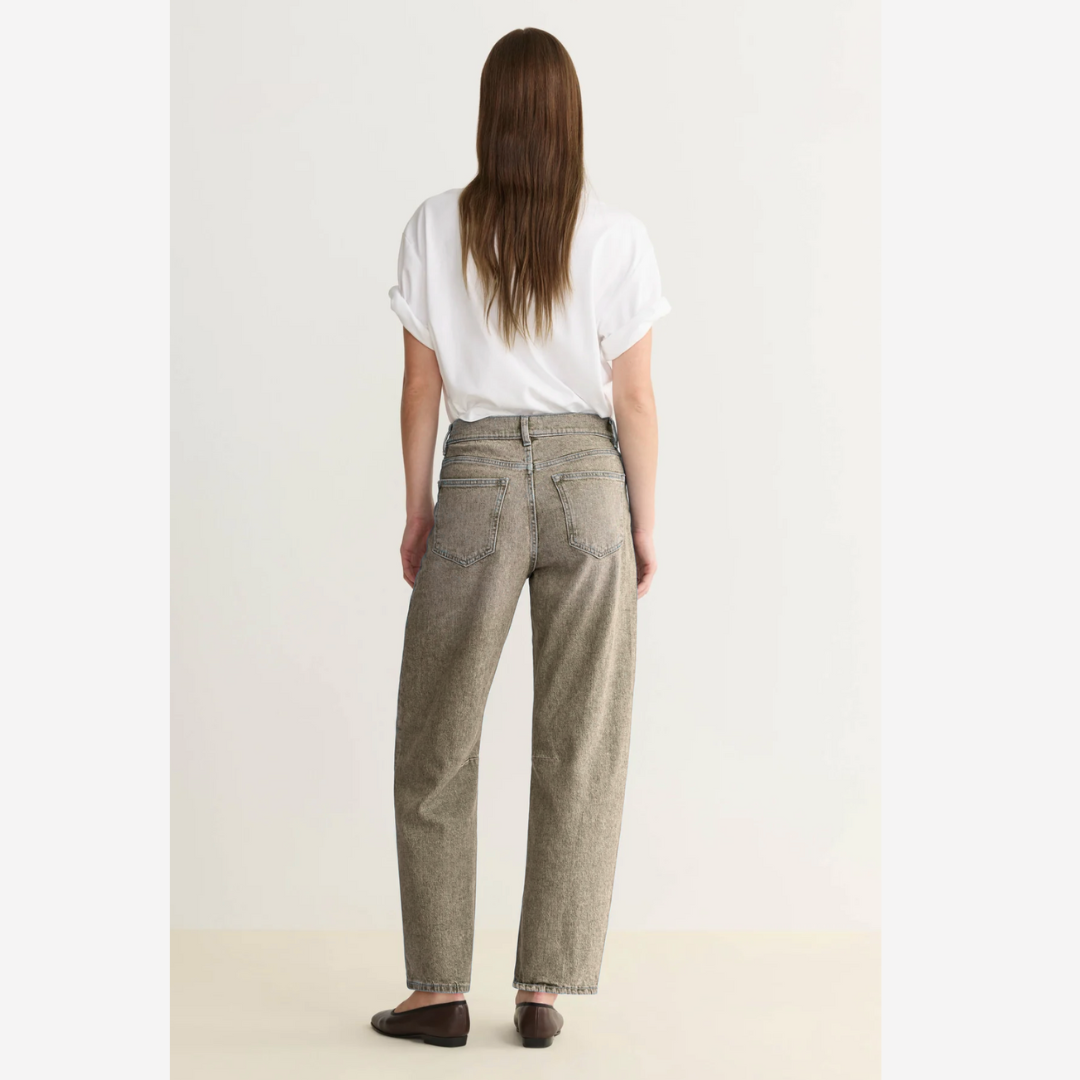 BNA - Soft Curve Barrel Jeans